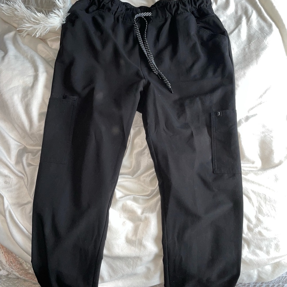 Mesh enhanced jogger scrubs